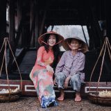 一位编辑的圆形头像占位图，背景是浅青绿色渐变，人物侧脸朝向右侧