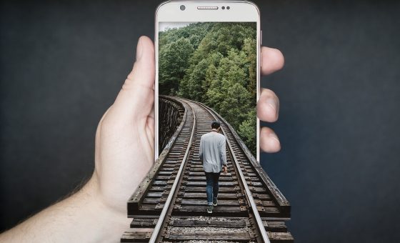 双手横握手机检查视频嵌入画面，屏幕上是比例正常的播放区域与触屏控件，用于移动端报错排查