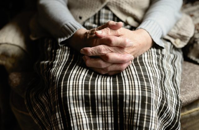 平板屏幕上手指自播放器中央向上滑动时页面随之滚动的连拍示意图，画面右侧有滚动条位移痕迹