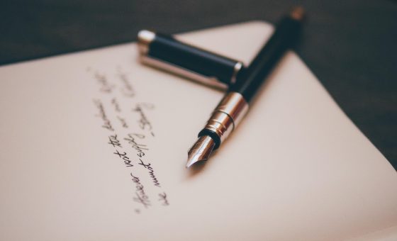 桌面上摊开的排查笔记与显示着开发者工具面板的笔记本屏幕，记录插下面视频报错逐条验证的过程